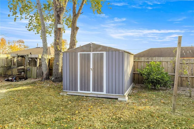 a view of a backyard with pathway