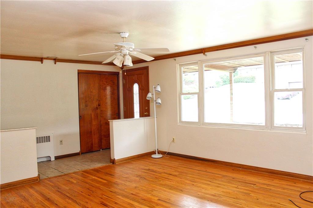 126 Parkedge Road Green Tree, PA 15220 - Photo 5 of 24 Living room