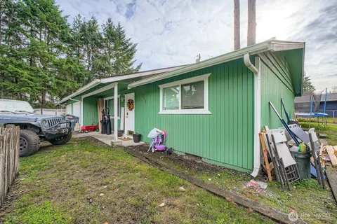 a view of a house with backyard