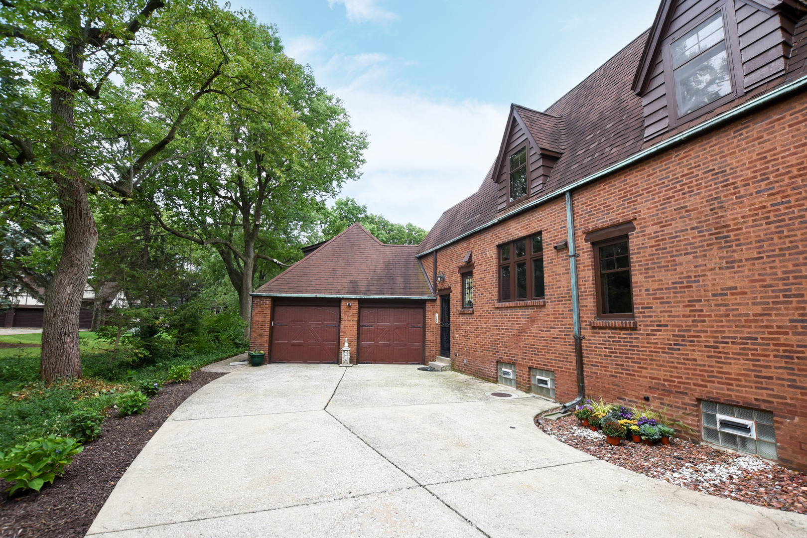 95 Michaux Road Riverside, IL 60546 - Photo 4 of 48 a front view of a house with garden