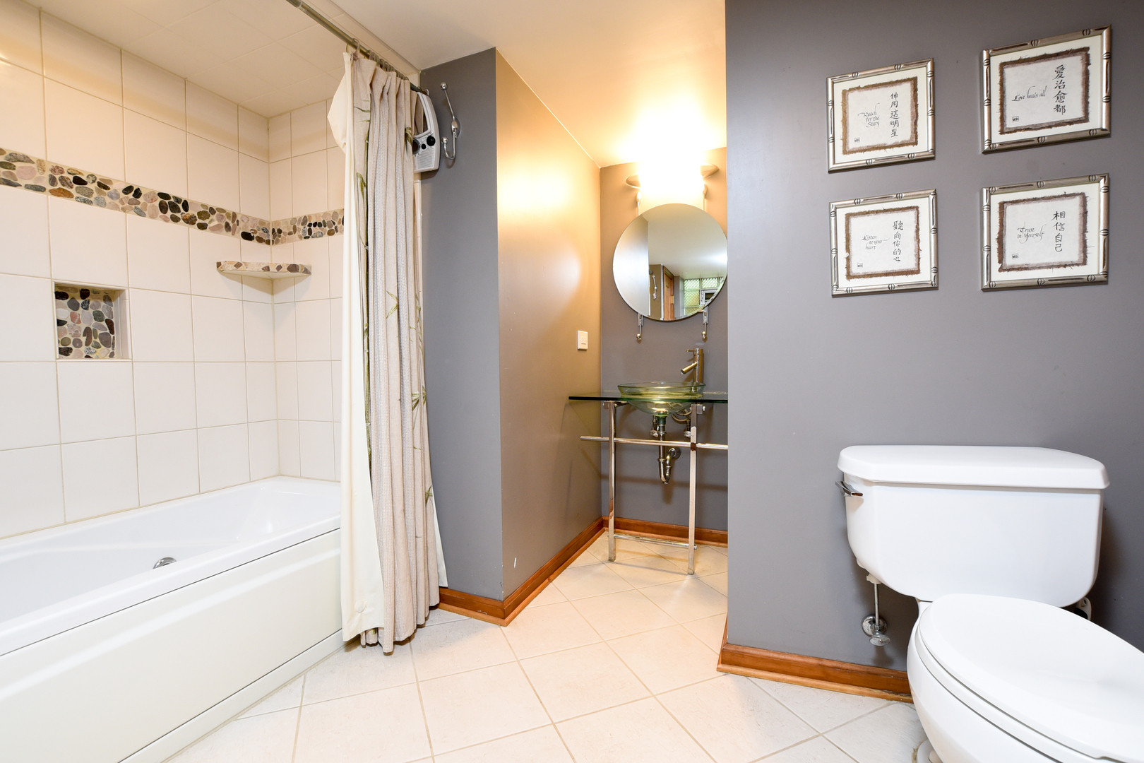 95 Michaux Road Riverside, IL 60546 - Photo 42 of 48 a bathroom with a toilet a sink and bathtub