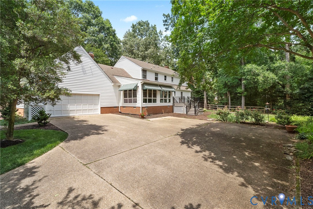 10817 North Bank Road Henrico, VA 23238 - Photo 49 of 52 Driveway with 2 car garage