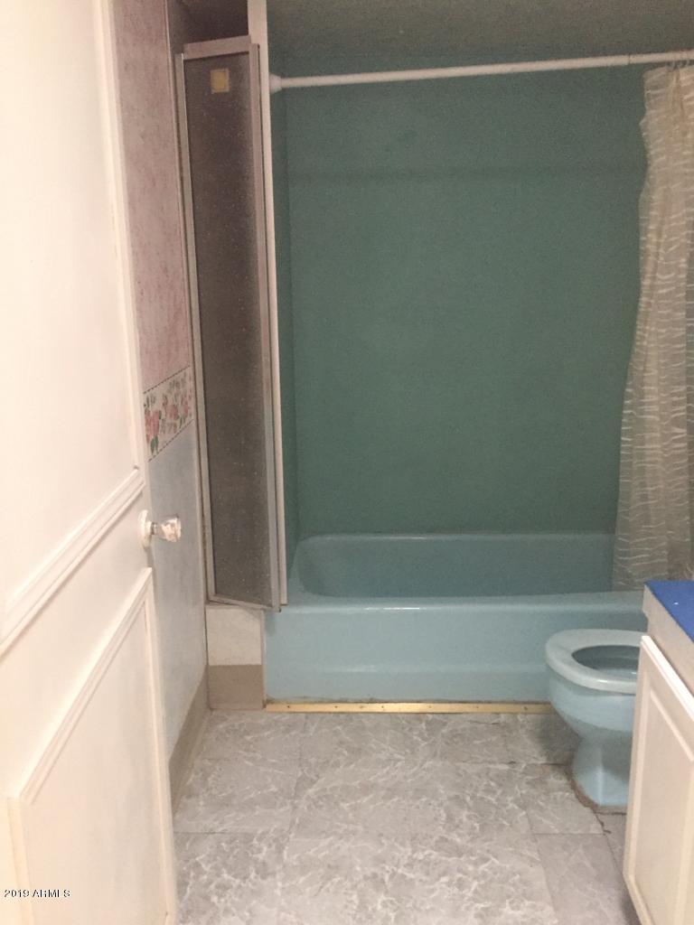 201 East 16th Street Douglas, AZ 85607 - Photo 17 of 34 201 16th bathroom