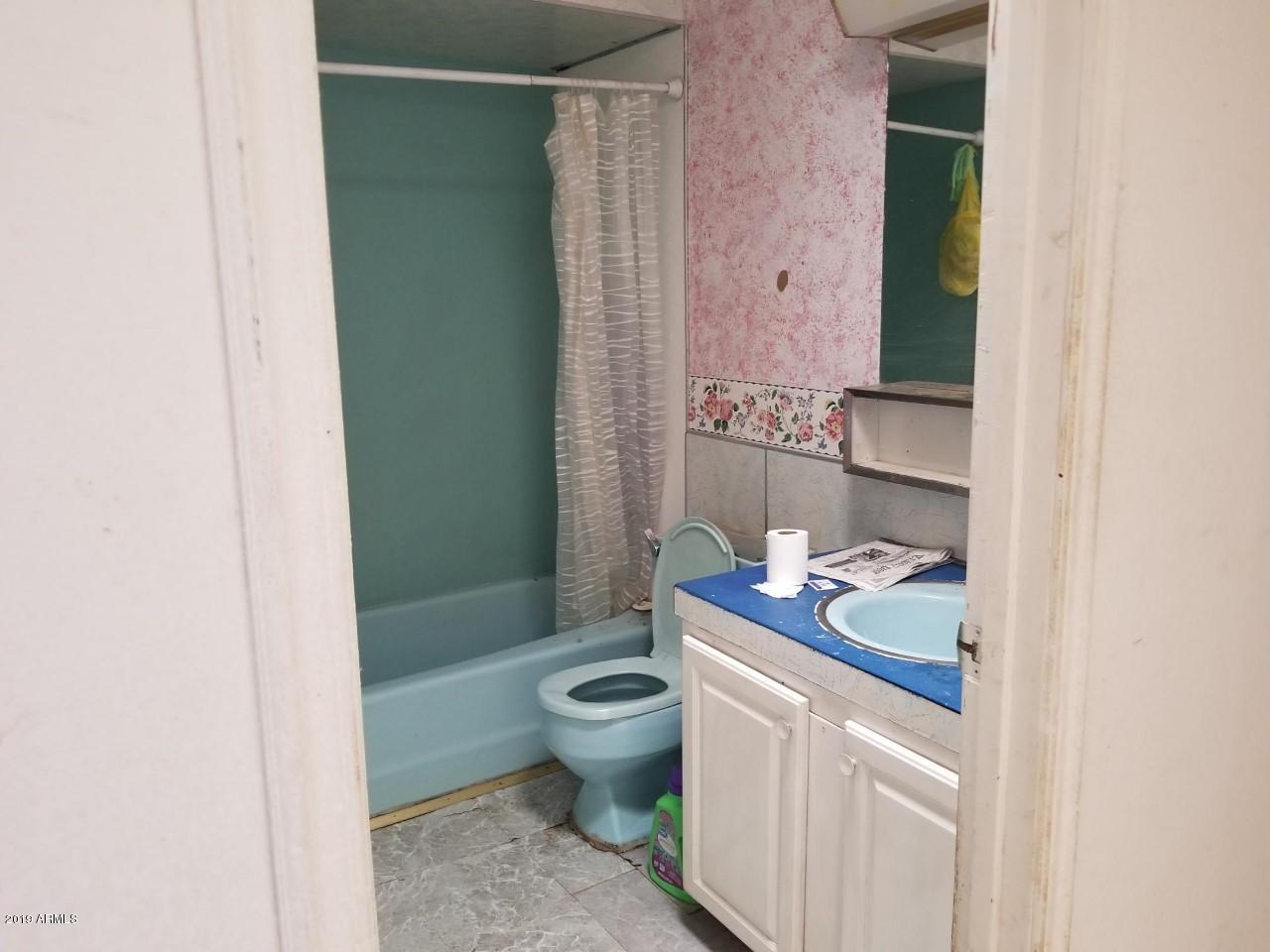 201 East 16th Street Douglas, AZ 85607 - Photo 18 of 34 201 16th 2nd bathroom