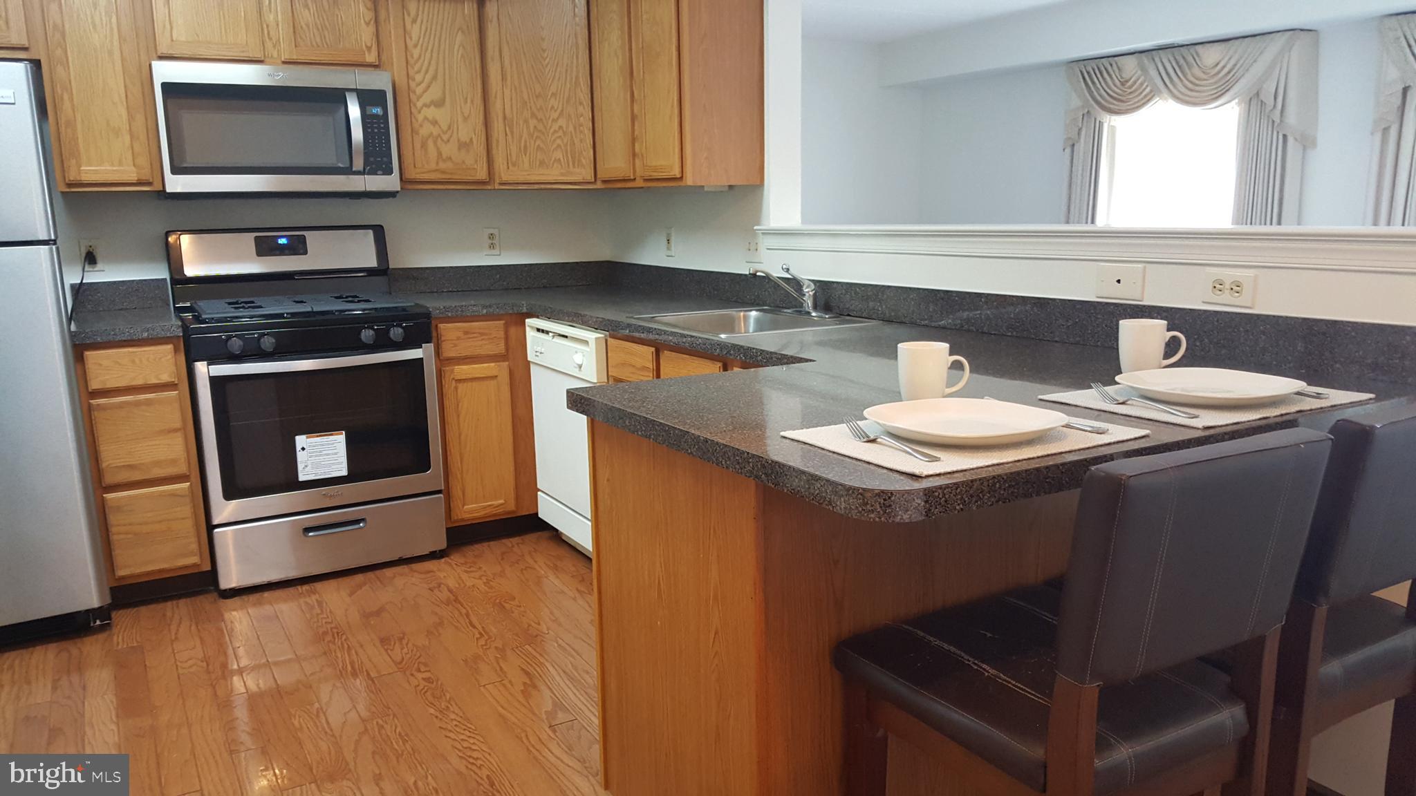Beautiful kitchen with hardwood & new Oven/M-wave