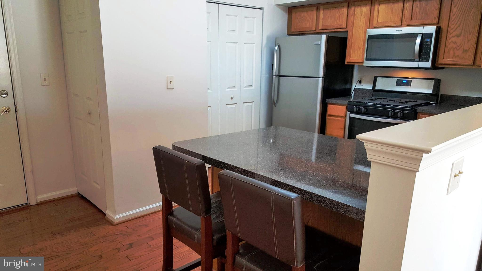Peninsula w/stools