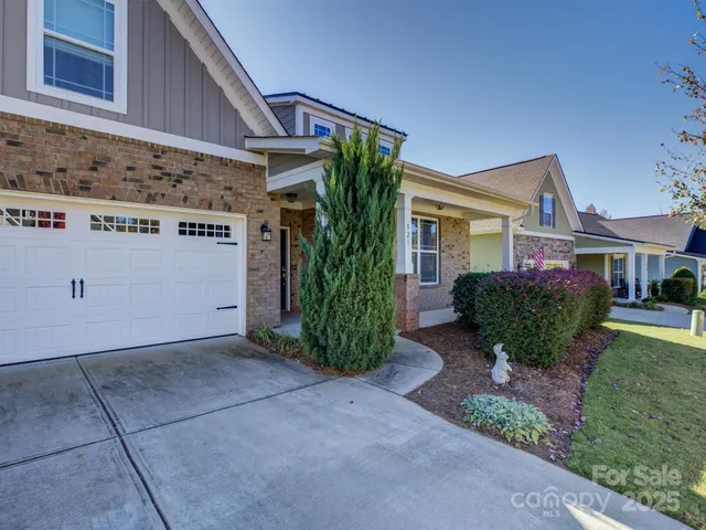 a view of a house with backyard and garden