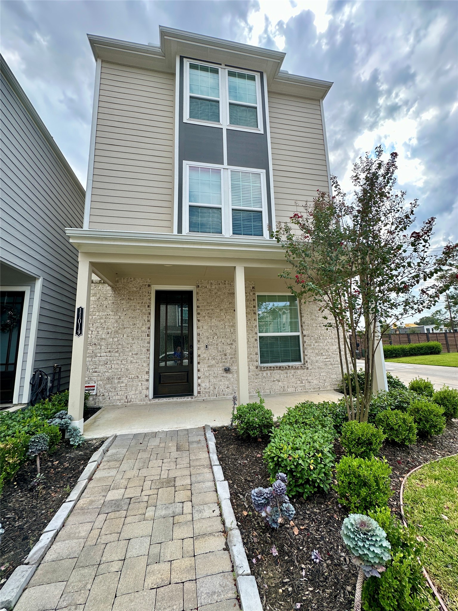 11019 Cane Oak Way Houston, TX 77043 - Photo 2 of 18