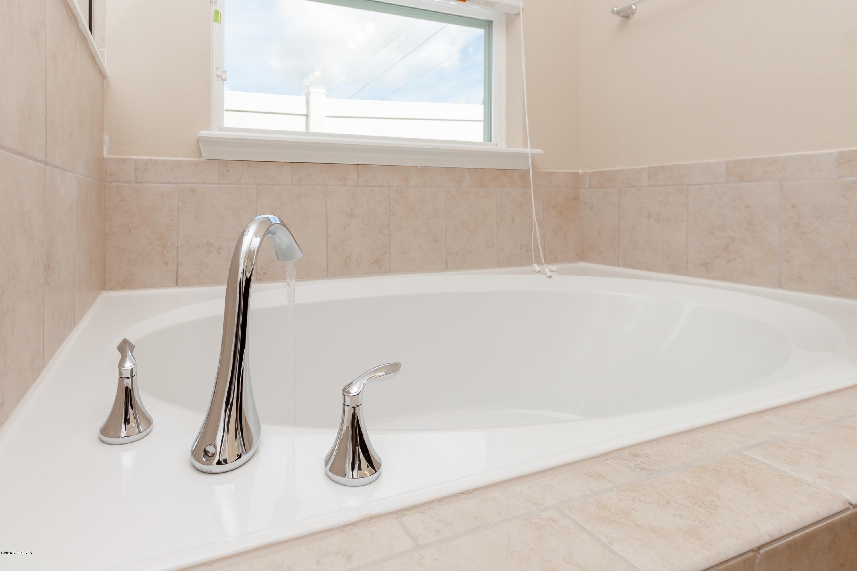 15714 Tisons Bluff Road Jacksonville, FL 32218 - Photo 30 of 44 a bathroom with a bathtub