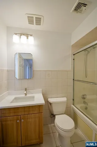 $4,900 | 343 East Harriet Avenue, Unit 2, Palisades Park, NJ 07650