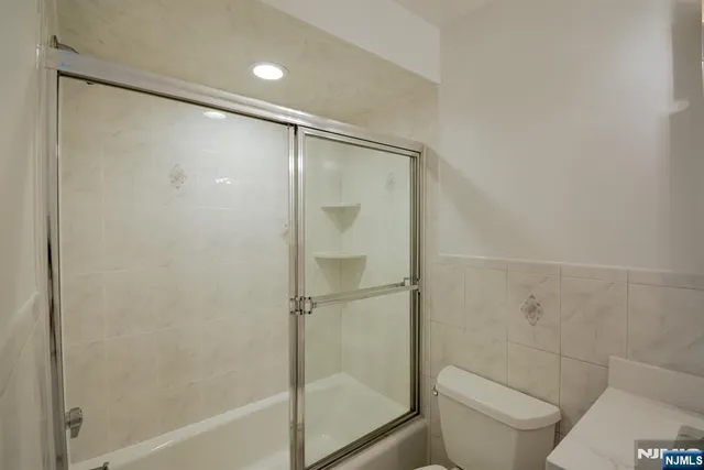 $4,900 | 343 East Harriet Avenue, Unit 2, Palisades Park, NJ 07650