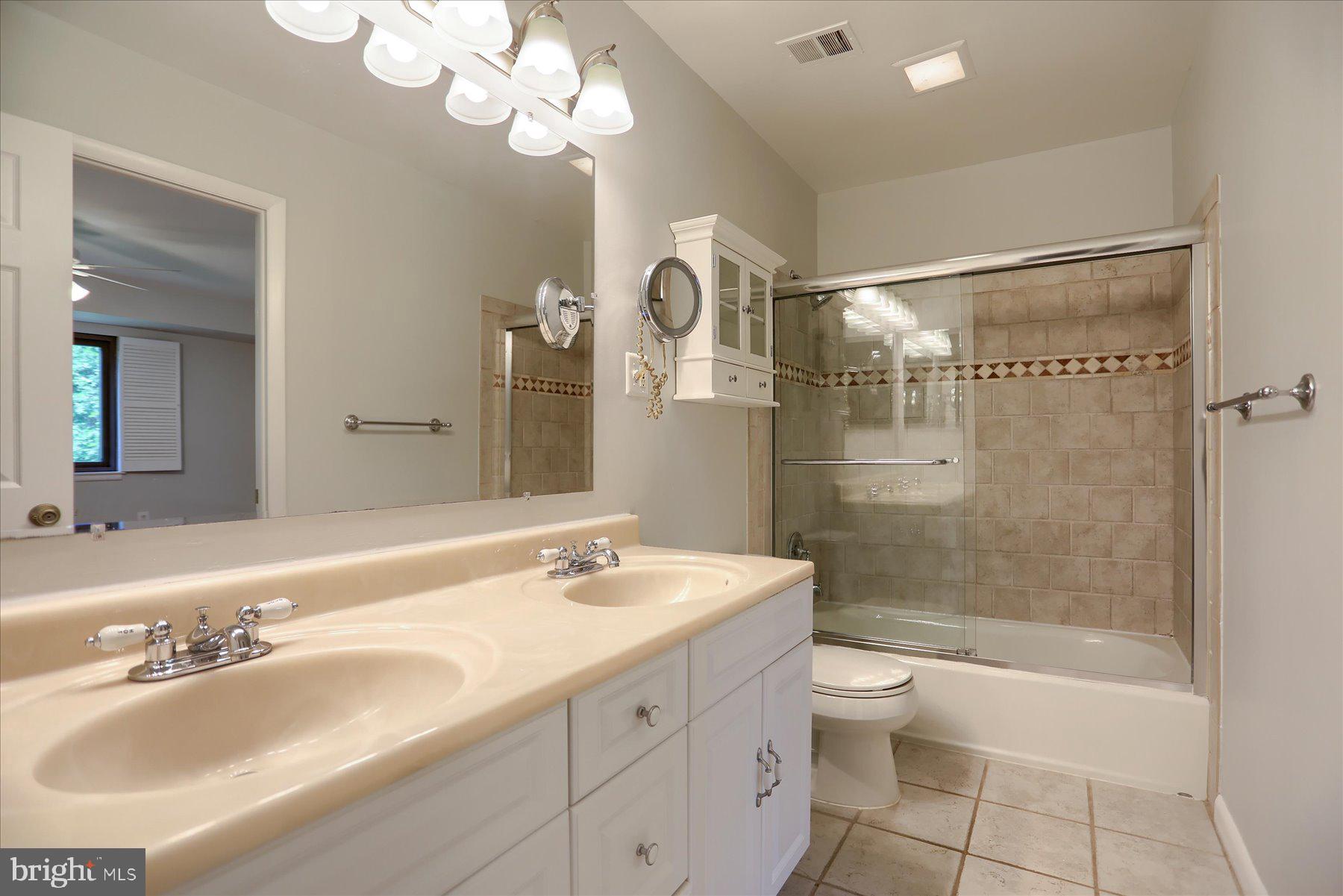20 Stone Ridge Court, Unit 22 Baltimore, MD 21239 - Photo 11 of 37 Primary En Suite