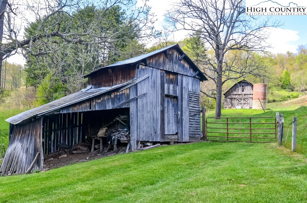 1916 Big Windfall Road Lansing, NC 28643 - Photo 4 of 15