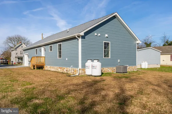 a view of a house with backyard