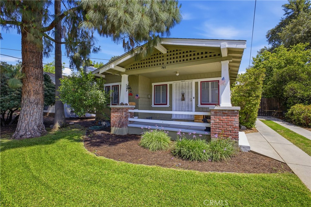 547 East Woodbury Road Altadena, CA 91001 - Photo 3 of 27