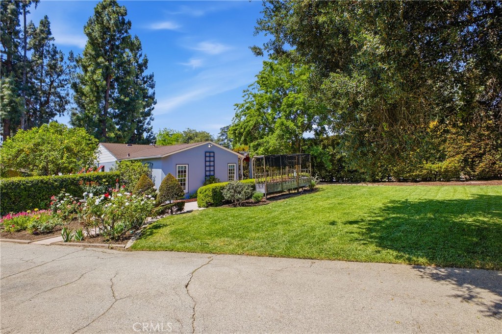 547 East Woodbury Road Altadena, CA 91001 - Photo 6 of 27