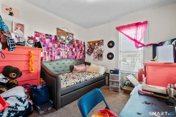 a bed room with a bed and a closet