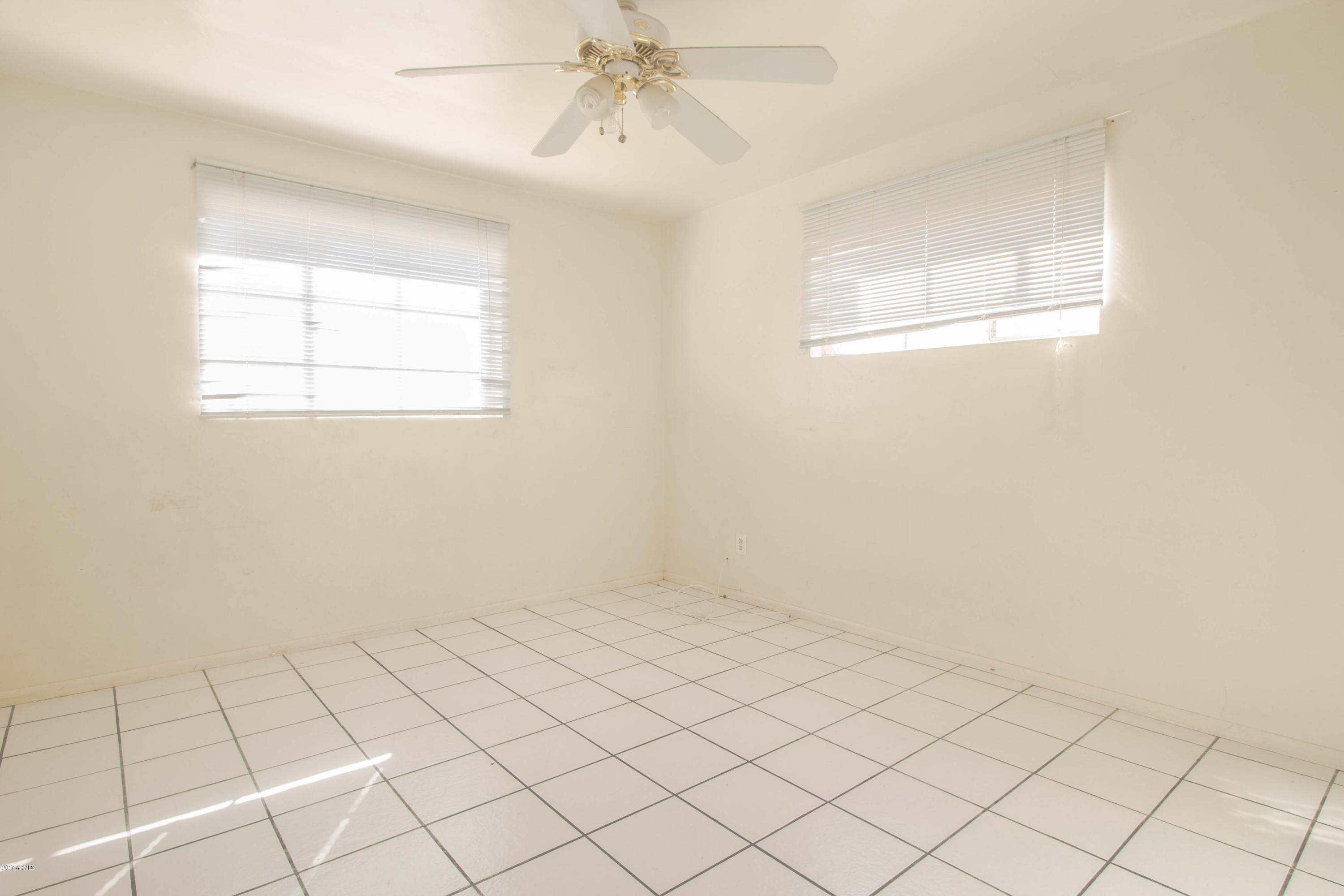 2732 West Lawrence Road Phoenix, AZ 85017 - Photo 8 of 21 IMG_4853