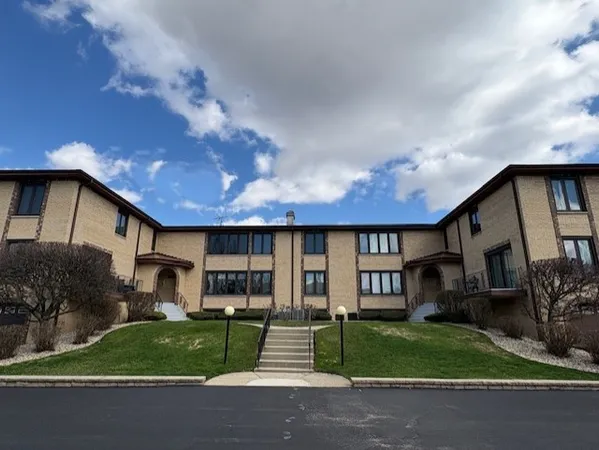 $220,000 | 10355 Parkside Avenue, Unit 4, Oak Lawn, IL 60453