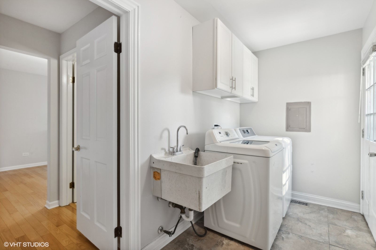 2843 Farmington Road Northbrook, IL 60062 - Photo 21 of 28 a bathroom with a sink a mirror and vanity