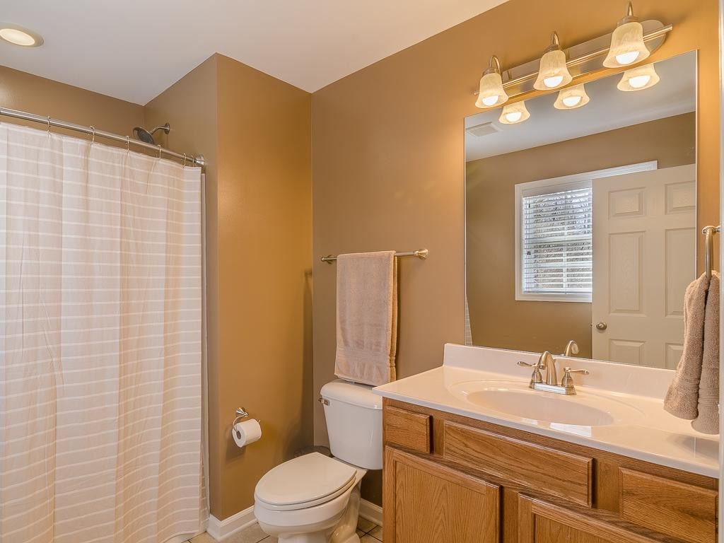 855 Colonial Heights Road Kingsport, TN 37663 - Photo 14 of 30 master bath