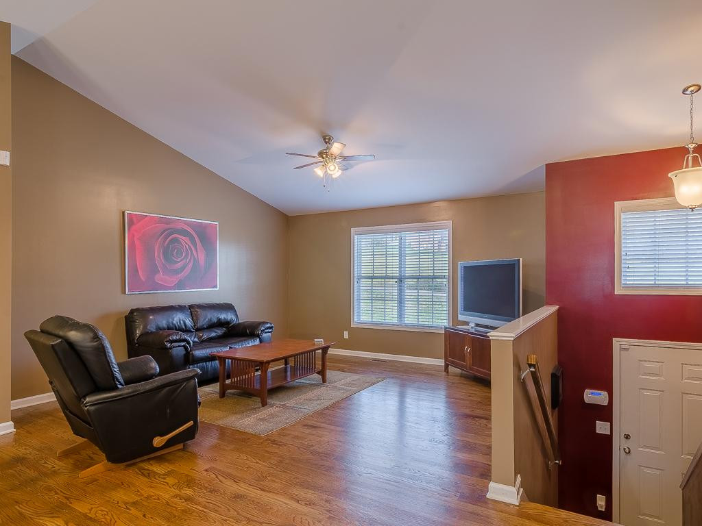 855 Colonial Heights Road Kingsport, TN 37663 - Photo 3 of 30 vaulted ceilings