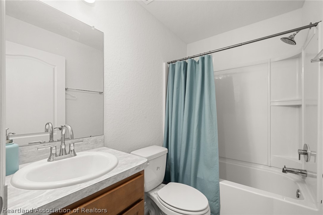1204 Ridge Drive Avon Park, FL 33825 - Photo 13 of 20 a bathroom with a sink toilet and shower