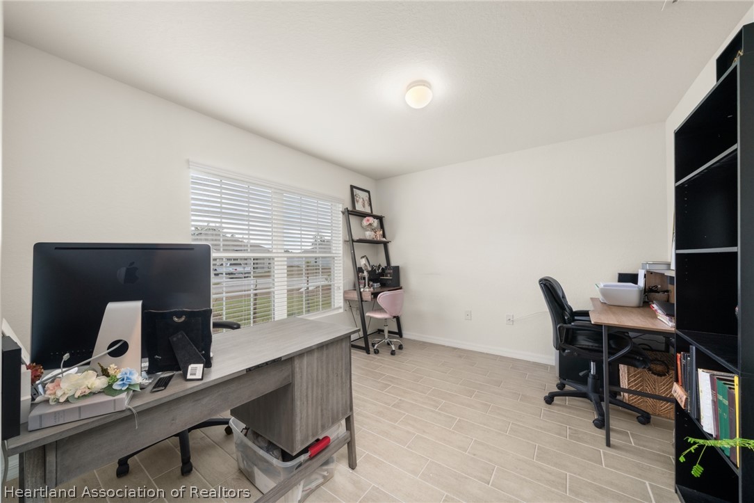 1204 Ridge Drive Avon Park, FL 33825 - Photo 14 of 20 a workspace with furniture and window