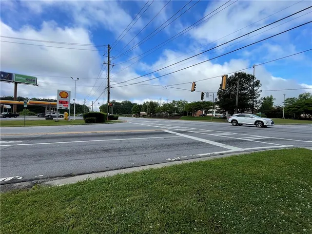 a view of a parking area