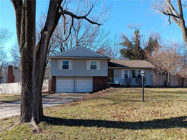 $275,000 | 9900 Oakdell Drive, Kansas City, MO 64114