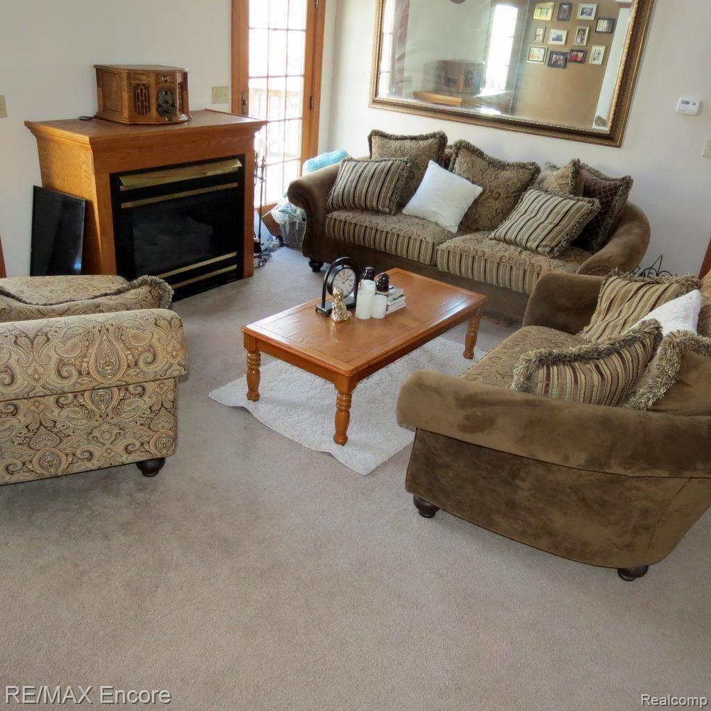 949 State Road Fenton, MI 48430 - Photo 2 of 12 IMG_0407.JPG