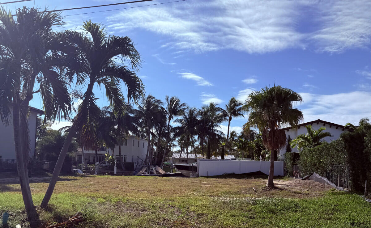 808 Northeast Bay Cove Street Boca Raton, FL 33487 - Photo 2 of 3 2
