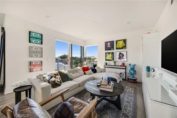 $950,000 | 518 East Windsor Road, Unit 305, Glendale, CA 91205