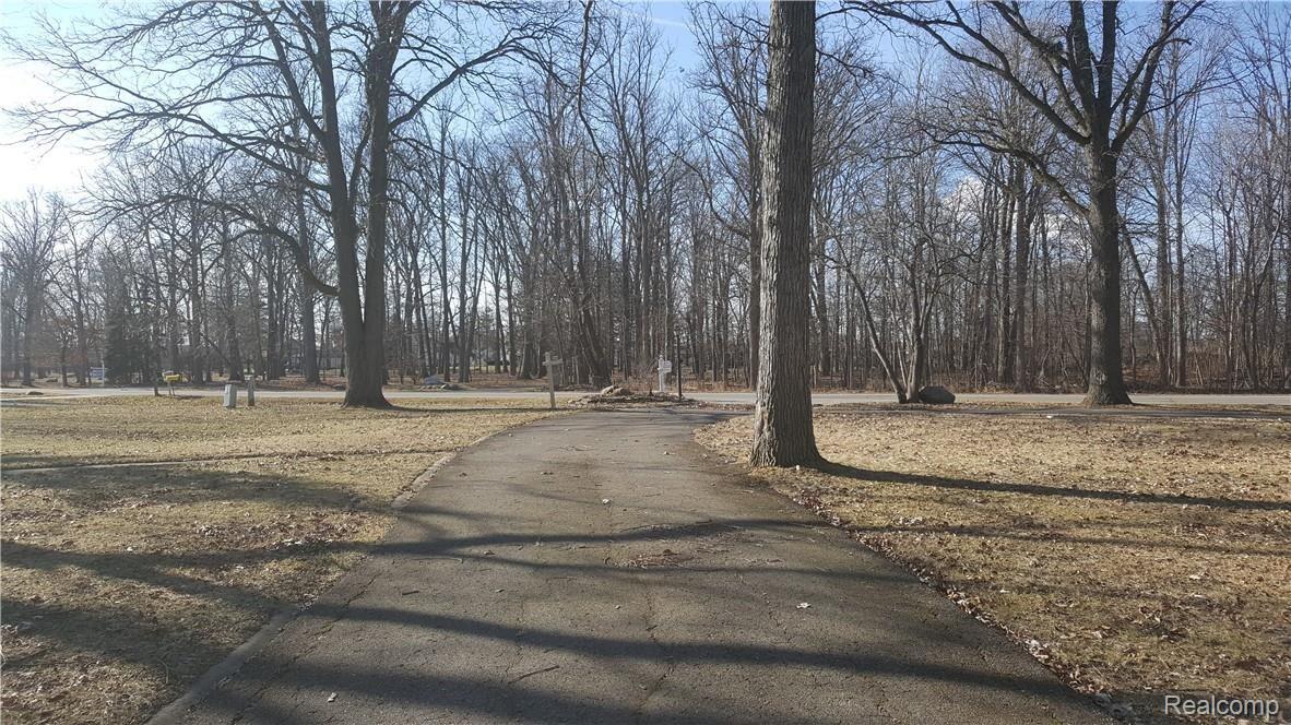 25555 Meridian Road Grosse Ile, MI 48138 - Photo 7 of 58 Driveway.