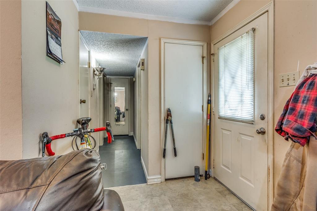 101 Gordon Drive Azle, TX 76020 - Photo 20 of 25 Entryway featuring a textured ceiling and baseboards