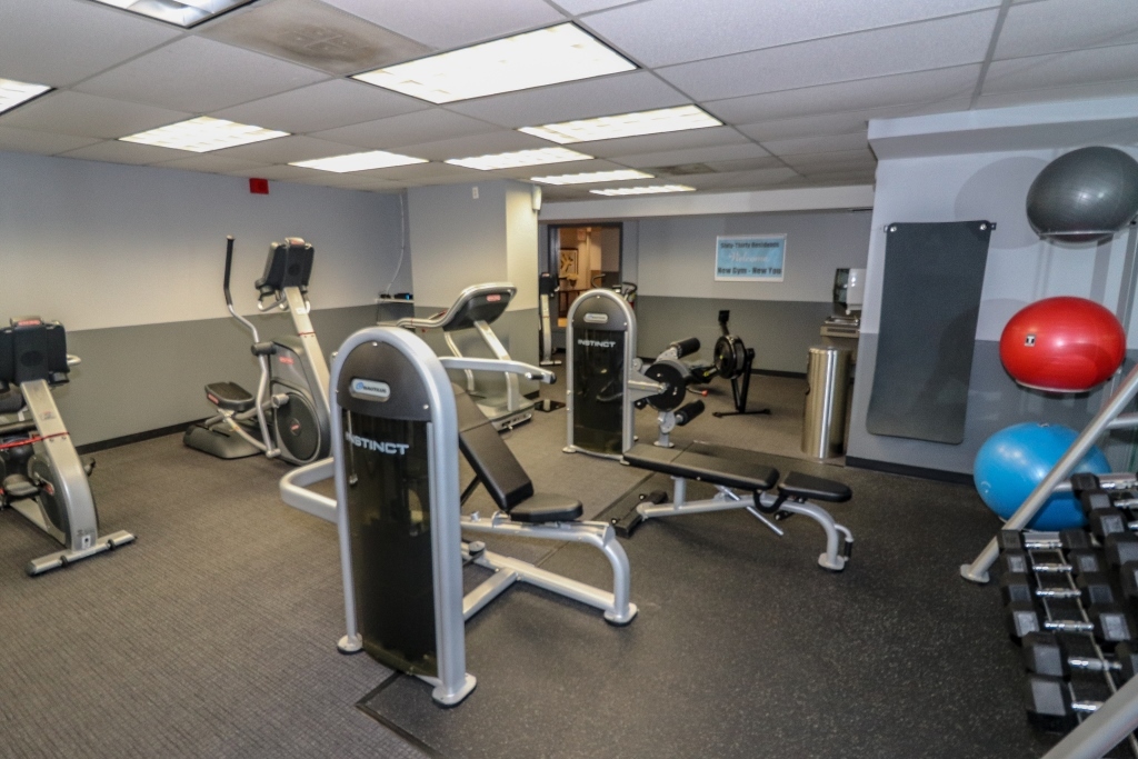 6030 North Sheridan Road, Unit 2011 Chicago, IL 60660 - Photo 17 of 26 a view of a room with gym equipment