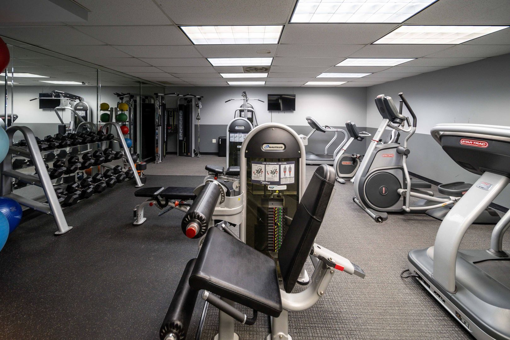 6030 North Sheridan Road, Unit 2011 Chicago, IL 60660 - Photo 18 of 26 a view of a room with gym equipment