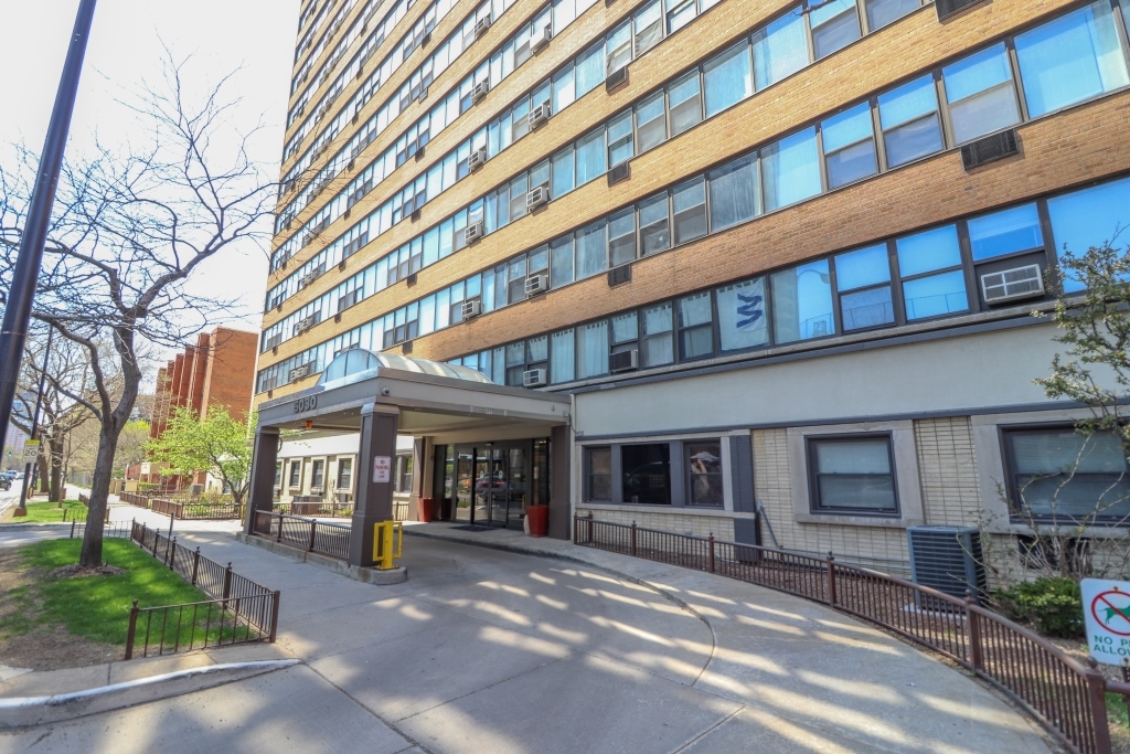 6030 North Sheridan Road, Unit 2011 Chicago, IL 60660 - Photo 2 of 26 front view of a building