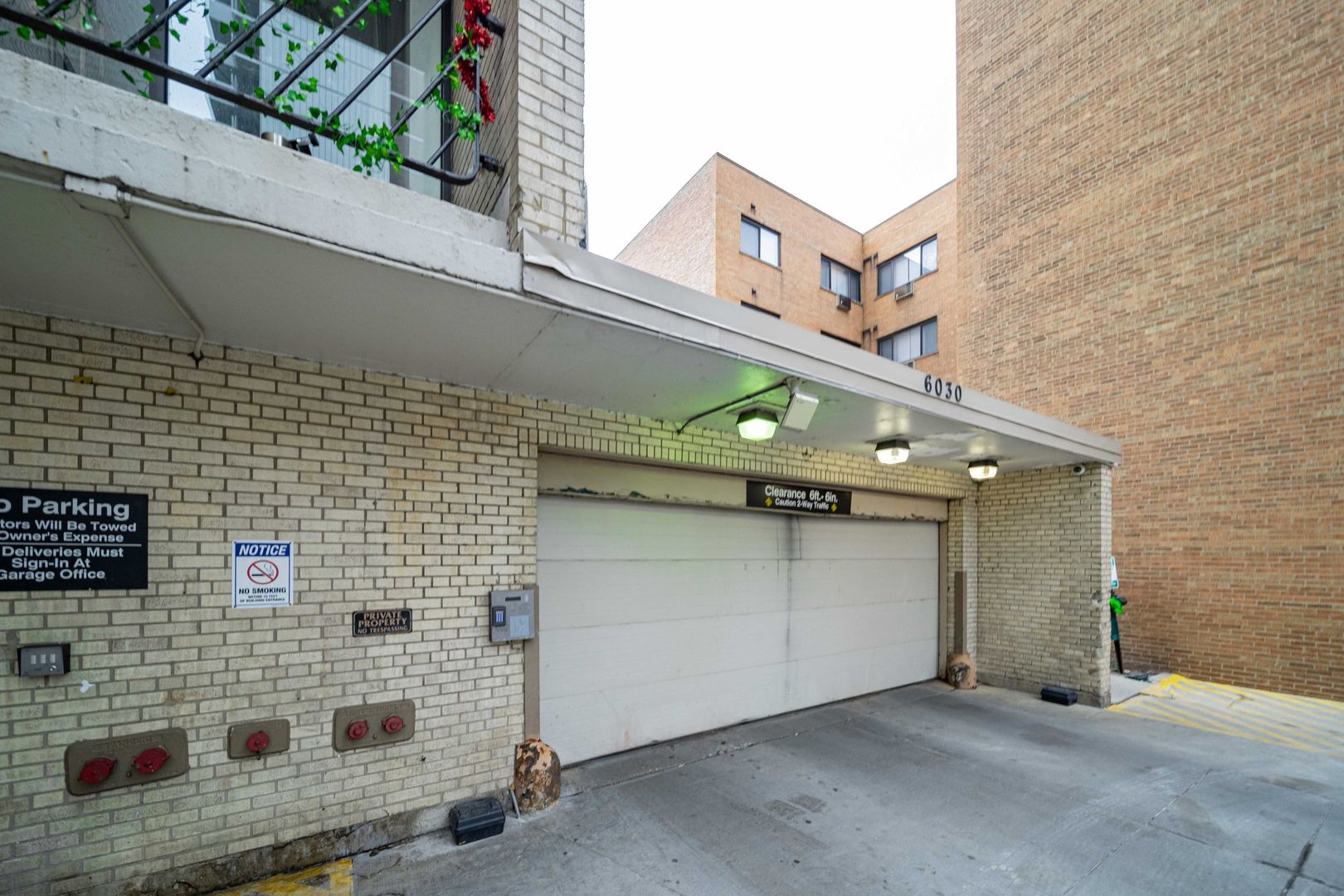 6030 North Sheridan Road, Unit 2011 Chicago, IL 60660 - Photo 26 of 26 a bathroom with a sink and a shower