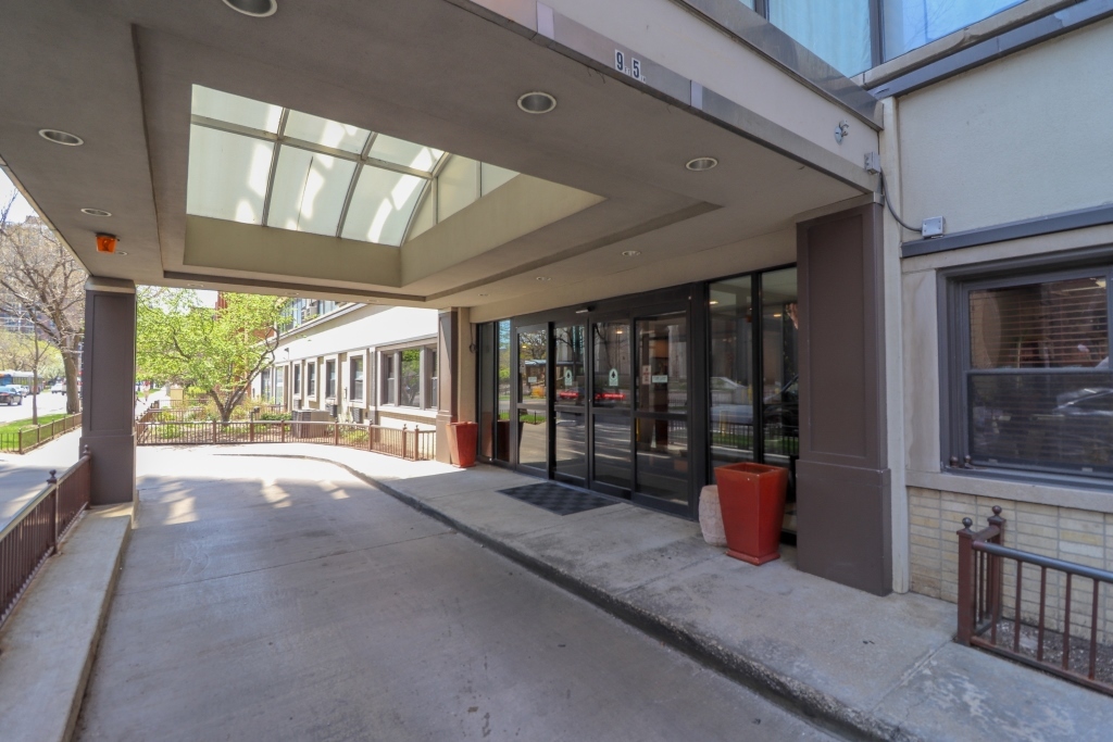 6030 North Sheridan Road, Unit 2011 Chicago, IL 60660 - Photo 3 of 26 a view of an empty room with a window