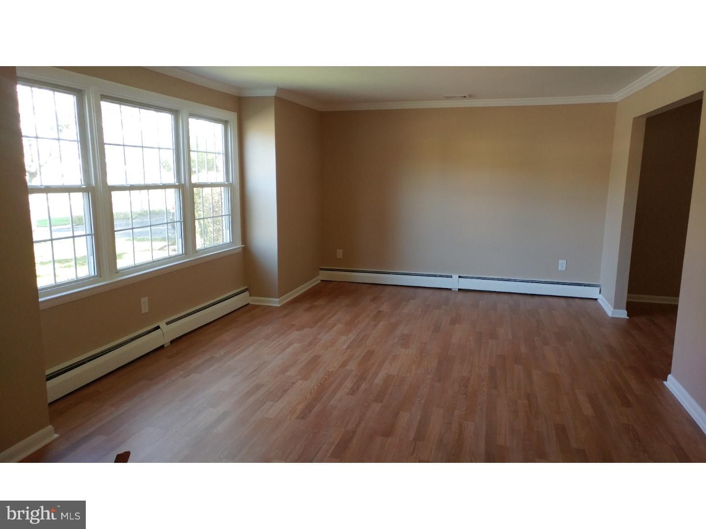 1500 West Street Road Warminster, PA 18974 - Photo 3 of 20 Living Room