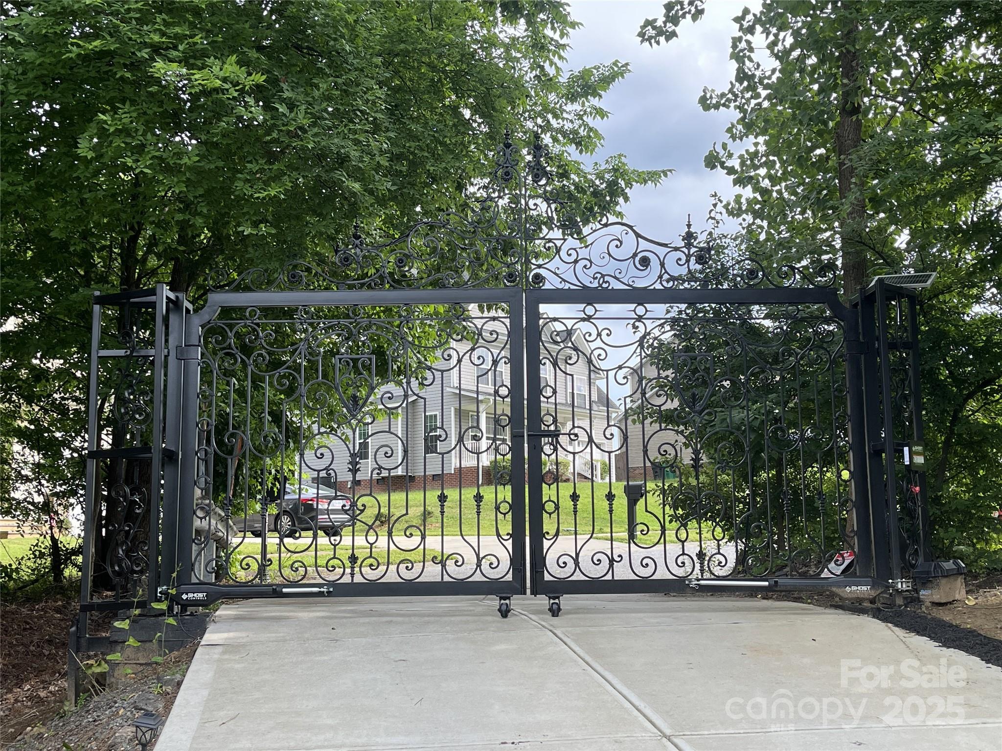 900 Houston Heights Road Charlotte, NC 28262 - Photo 44 of 44 a front view of a building with tree