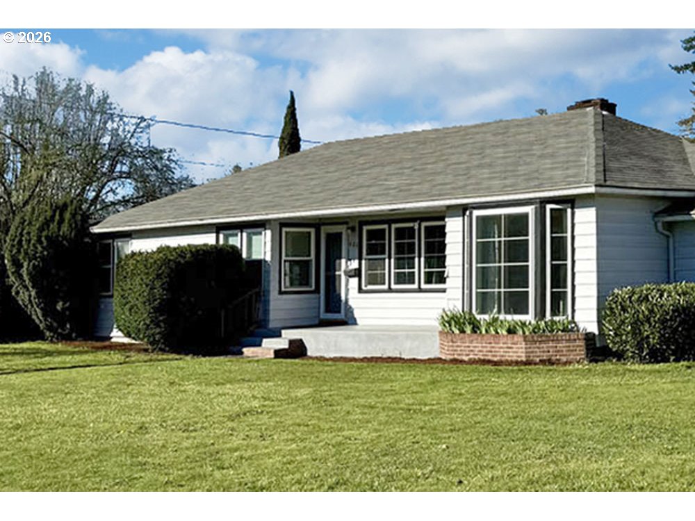 480 Gilbert Street Eugene, OR 97402 - Photo 27 of 33 a front view of a house with a garden and yard
