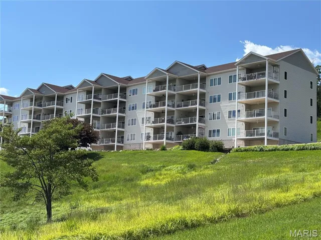 $280,000 | 401 Timber Ridge Drive, Unit 16, Grafton, IL 62037