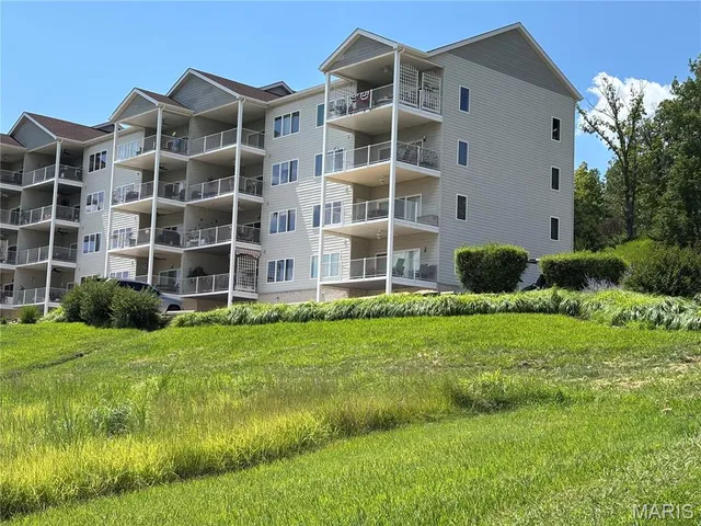 $280,000 | 401 Timber Ridge Drive, Unit 16, Grafton, IL 62037