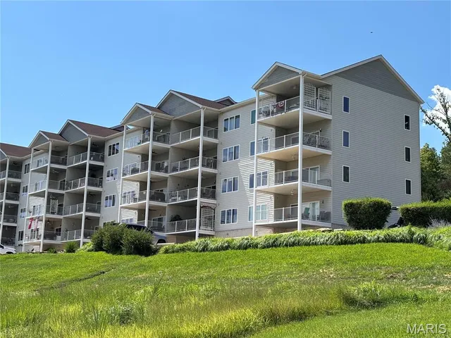 $280,000 | 401 Timber Ridge Drive, Unit 16, Grafton, IL 62037