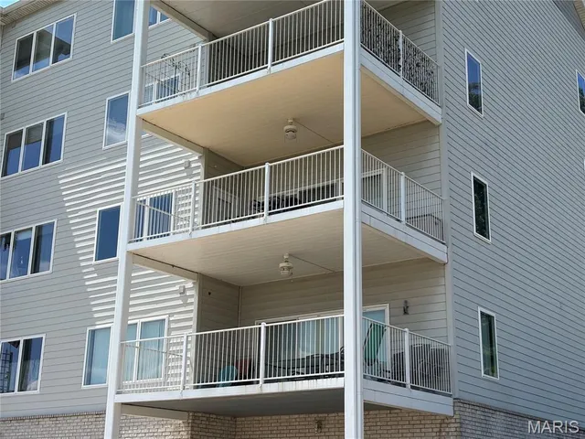 $280,000 | 401 Timber Ridge Drive, Unit 16, Grafton, IL 62037