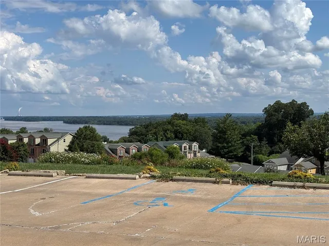 $280,000 | 401 Timber Ridge Drive, Unit 16, Grafton, IL 62037