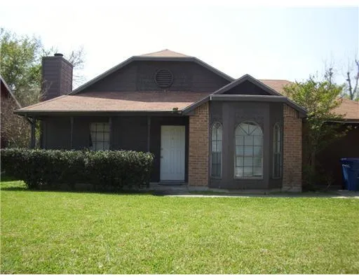 a view of a front of house with a yard