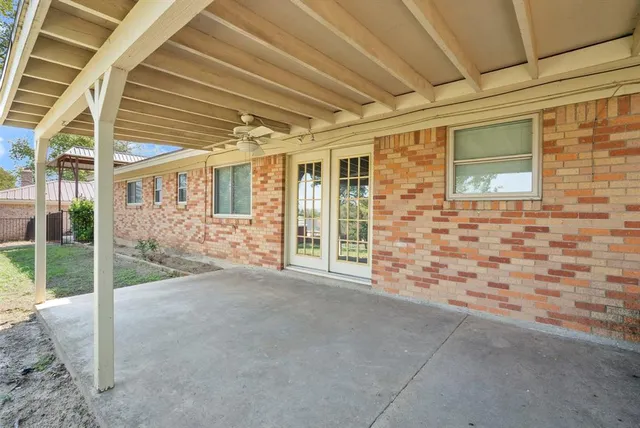 a view of a house with backyard and porch
